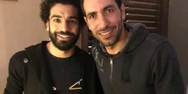 Mohamed Aboutrika, ex-meia e craque da seleção egípcia e seu sucessor, Mohamed Salah, hoje craque do Liverpool e seleção do Egito. Os jogadores são mulçumanos. – Foto: Reprodução/Middle East Eye
