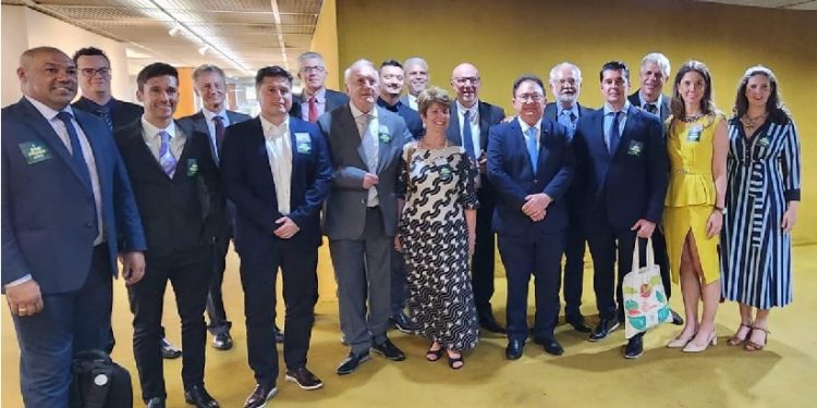Cerca de 30 representantes do turismo de Foz do Iguaçu estão em Brasília, liderados pela ABIH PR – Regional Oeste, Sindhotéis Foz e Visit Iguassu - Foto Divulgação