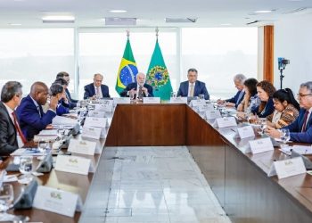 Presidente Lula durante reunião com ministros e outros integrantes do governo: novas políticas públicas de assistência aos indígenas - Foto: Ricardo Stuckert / PR