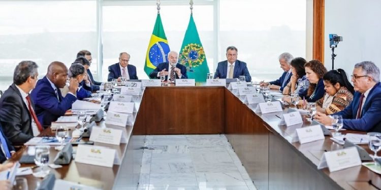 Presidente Lula durante reunião com ministros e outros integrantes do governo: novas políticas públicas de assistência aos indígenas - Foto: Ricardo Stuckert / PR Presidente Lula durante reunião com ministros e outros integrantes do governo: novas políticas públicas de assistência aos indígenas - Foto: Ricardo Stuckert / PR