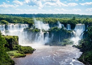 Foz do Iguaçu é conhecida mundialmente por suas cataratas. Um destino focado em natureza e aventura - Foto: Getty Images