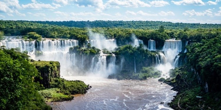 Foz do Iguaçu é conhecida mundialmente por suas cataratas. Um destino focado em natureza e aventura - Foto: Getty Images Foz do Iguaçu é conhecida mundialmente por suas cataratas. Um destino focado em natureza e aventura - Foto: Getty Images