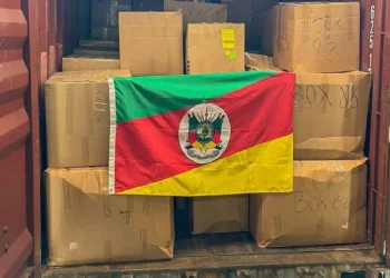 Contêiner sendo abastecido com donativos para o Rio Grande do Sul: solidariedade de vários países. Foto: Divulgação