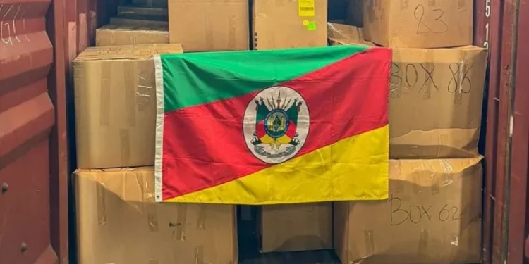 Contêiner sendo abastecido com donativos para o Rio Grande do Sul: solidariedade de vários países. Foto: Divulgação