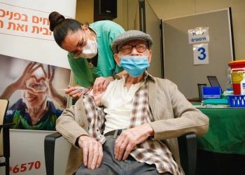 Nova dose será oferecida a todas as pessoas com mais de 60 anos e profissionais de saúde, mas requer aprovaçao do Ministério da Saúde