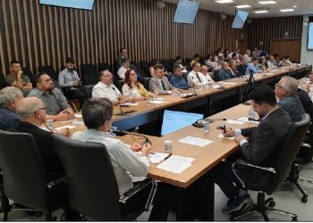 Sessão presencial e on-line do Codefoz reuniu a comunidade para aprovar as propostas – foto: Divulgação