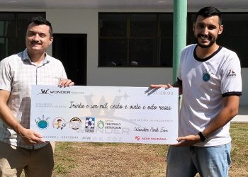 Foto: Jin Petrycoski, sócio proprietário do Wonder Park Foz fazendo a entrega da doação