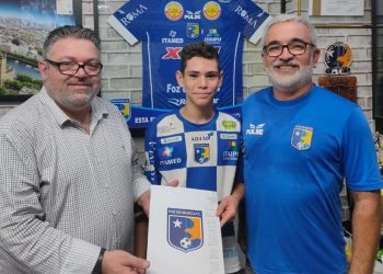Henrique (diretor das categorias de base)  a jovem promessa do Sub-15 , o goleiro Henrique Mendoza, com o presidente Arif Osman. Foto: Assessoria