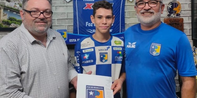Henrique (diretor das categorias de base)  a jovem promessa do Sub-15 , o goleiro Henrique Mendoza, com o presidente Arif Osman. Foto: Assessoria