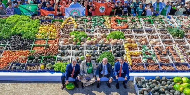 O presidente Lula ao lado de ministros e de produtores e produtoras familiares: crédito recorde, juros baixos. Foto: Ricardo Stuckert / PR O presidente Lula ao lado de ministros e de produtores e produtoras familiares: crédito recorde, juros baixos. Foto: Ricardo Stuckert / PR