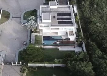 Casa de Flávio Bolsonaro tem 936 m² de área construída e 2.400 m² no total