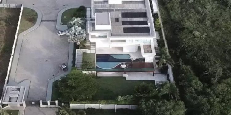Casa de Flávio Bolsonaro tem 936 m² de área construída e 2.400 m² no total