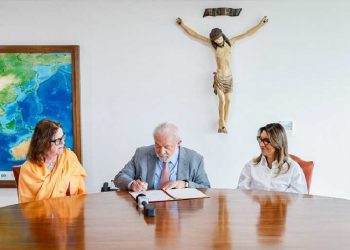 Presidente Lula com a ministra das Mulheres em exercício, Maria Helena Guarezi, e a primeira-dama, Janja Lula da Silva, durante a assinatura da lei. Foto: Ricardo Stuckert/PR
