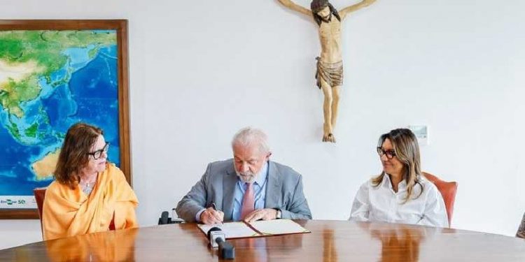 Presidente Lula com a ministra das Mulheres em exercício, Maria Helena Guarezi, e a primeira-dama, Janja Lula da Silva, durante a assinatura da lei. Foto: Ricardo Stuckert/PR Presidente Lula com a ministra das Mulheres em exercício, Maria Helena Guarezi, e a primeira-dama, Janja Lula da Silva, durante a assinatura da lei. Foto: Ricardo Stuckert/PR