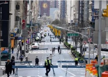 'Se a quarentena passar de junho, aí sim o bicho pega, porque minha reserva vai acabar e não vou ter mais dinheiro nenhum', diz brasileiro que trabalhava de garçom em Nova York e perdeu o emprego. NGELA WEISS/AFP VIA GETTY IMAGES