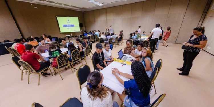 Atividade teve como objetivo pensar soluções e estratégias para o enfrentamento à desinformação sobre vacinas nas escolas - Foto: Luara Baggio (ASCOM/MCTI) Atividade teve como objetivo pensar soluções e estratégias para o enfrentamento à desinformação sobre vacinas nas escolas - Foto: Luara Baggio (ASCOM/MCTI)