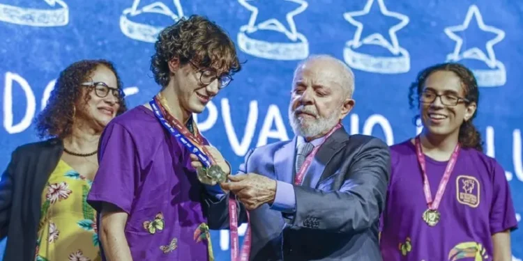 Presidente Lula durante a cerimônia de premiação da 18ª Olimpíada Brasileira de Matemática das Escolas Públicas (OBMEP), no Rio de Janeiro - Foto: Ricardo Stuckert/PR Presidente Lula durante a cerimônia de premiação da 18ª Olimpíada Brasileira de Matemática das Escolas Públicas (OBMEP), no Rio de Janeiro - Foto: Ricardo Stuckert/PR