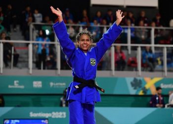 A jovem Aléxia Nascimento, de 21 anos, celebra a conquista do ouro na categoria até 48kg. Foto: Anderson Neves/CBJ