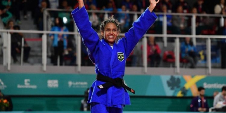 A jovem Aléxia Nascimento, de 21 anos, celebra a conquista do ouro na categoria até 48kg. Foto: Anderson Neves/CBJ A jovem Aléxia Nascimento, de 21 anos, celebra a conquista do ouro na categoria até 48kg. Foto: Anderson Neves/CBJ