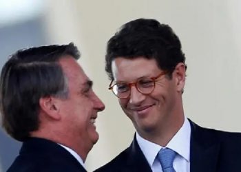 Presidente Jair Bolsonaro e ministro do Meio Ambiente, Ricardo Salles, durante cerimônia em Brasília Imagem: Reprodução