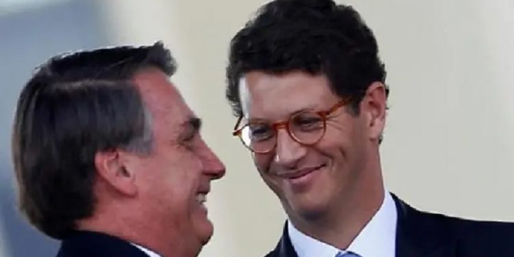 Presidente Jair Bolsonaro e ministro do Meio Ambiente, Ricardo Salles, durante cerimônia em Brasília Imagem: Reprodução Presidente Jair Bolsonaro e ministro do Meio Ambiente, Ricardo Salles, durante cerimônia em Brasília Imagem: Reprodução