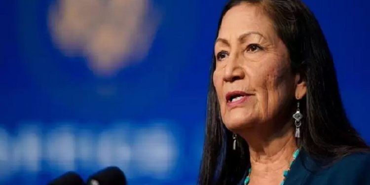 Integrante do povo indígena Laguna Pueblo, Deb Haaland foi eleita em 2018 deputada pelo Novo México Integrante do povo indígena Laguna Pueblo, Deb Haaland foi eleita em 2018 deputada pelo Novo México