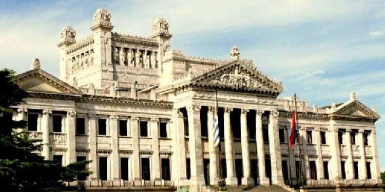 O Palácio Legislativo de Aguada, ao norte do centro da cidade, é atualmente a sede do Parlamento uruguaio / Foto: Daytours4u O Palácio Legislativo de Aguada, ao norte do centro da cidade, é atualmente a sede do Parlamento uruguaio / Foto: Daytours4u