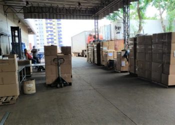 Mercadoria sendo retirada na RF. Bazar terá centenas de itens a preços acessíveis - Foto: Divulgação