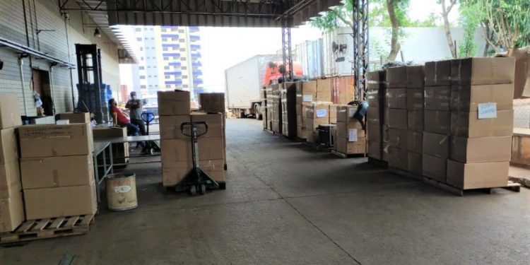 Mercadoria sendo retirada na RF. Bazar terá centenas de itens a preços acessíveis - Foto: Divulgação Mercadoria sendo retirada na RF. Bazar terá centenas de itens a preços acessíveis - Foto: Divulgação