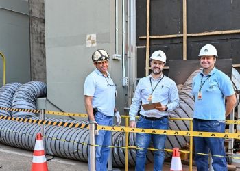 Manoel José de Souza e Ronaldo Gabriel de Lima Silva desenvolveram o equipamento sob supervisão de Nabor Ferreira Cabral. Foto: Rafa Kondlatsch/Itaipu Binacional