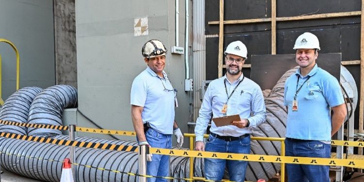 Manoel José de Souza e Ronaldo Gabriel de Lima Silva desenvolveram o equipamento sob supervisão de Nabor Ferreira Cabral. Foto: Rafa Kondlatsch/Itaipu Binacional Manoel José de Souza e Ronaldo Gabriel de Lima Silva desenvolveram o equipamento sob supervisão de Nabor Ferreira Cabral. Foto: Rafa Kondlatsch/Itaipu Binacional
