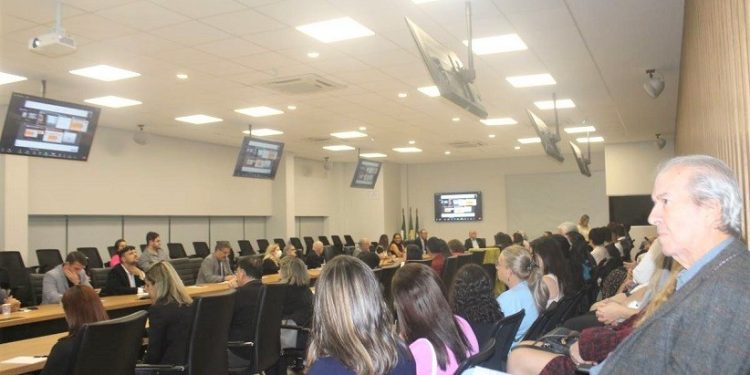 O fórum aprovou a crianção de um grupo de trabalho para formulação de propostas - foto: Assessoria