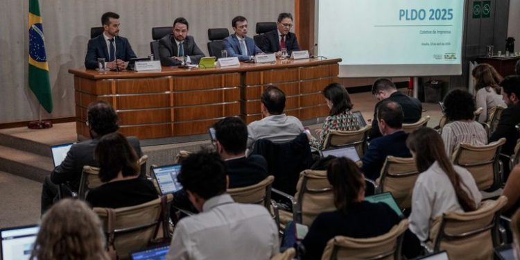 Representantes do Orçamento Federal do Ministério do Planejamento e Orçamento (MPO), Tesouro Nacional e Receita Federal (Ministério da Fazenda) durante entrevista coletiva para apresentar o Projeto de Lei de Diretrizes Orçamentárias (LDO), nesta segunda-f Representantes do Orçamento Federal do Ministério do Planejamento e Orçamento (MPO), Tesouro Nacional e Receita Federal (Ministério da Fazenda) durante entrevista coletiva para apresentar o Projeto de Lei de Diretrizes Orçamentárias (LDO), nesta segunda-f