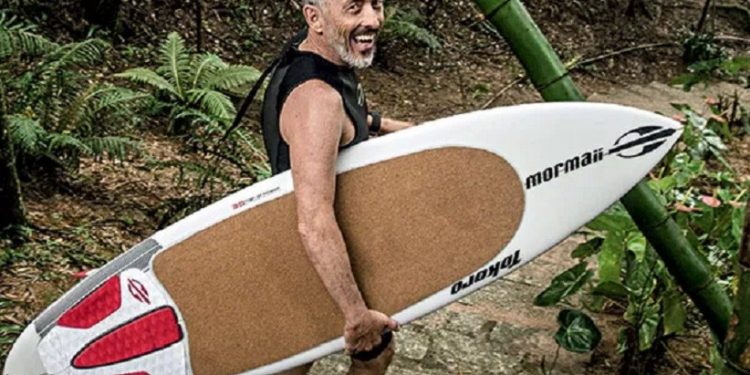 Acima, uma prancha com superfície de cortiça, que dispensa parafina,Morongo cria boa parte ds inovações da empresa - Foto: Caio Cezar Acima, uma prancha com superfície de cortiça, que dispensa parafina,Morongo cria boa parte ds inovações da empresa - Foto: Caio Cezar