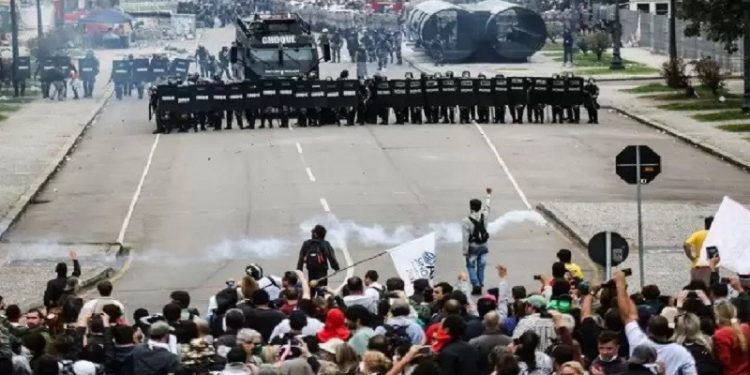 Repressão policial deixou cerca de 300 pessoas feridas - foto Joka Madruga-APP Repressão policial deixou cerca de 300 pessoas feridas - foto Joka Madruga-APP