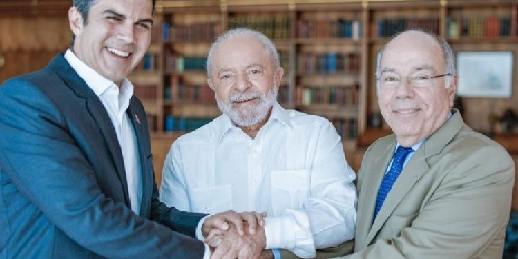 O governador do Pará, Helder Barbalho, o presidente Lula e o ministro das Relações Exteriores, Mauro Vieira: primeira COP no Brasil. Foto: Ricardo Stuckert / PR O governador do Pará, Helder Barbalho, o presidente Lula e o ministro das Relações Exteriores, Mauro Vieira: primeira COP no Brasil. Foto: Ricardo Stuckert / PR