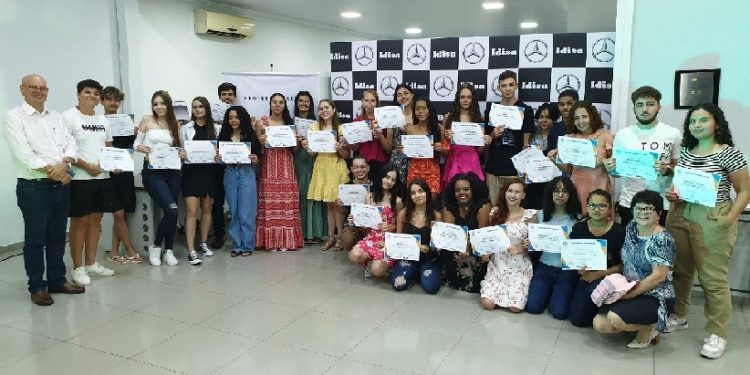 Estudantes recebe certificado do curso Educação e Empregabilidade - Foto Divulgação Estudantes recebe certificado do curso Educação e Empregabilidade - Foto Divulgação