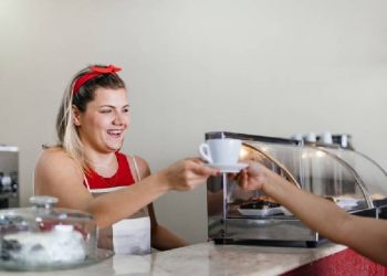 O número de vagas geradas e o crescimento do setor de serviços no PIB indicam a resiliência do setor de bares e restaurantes. Foto: IStock