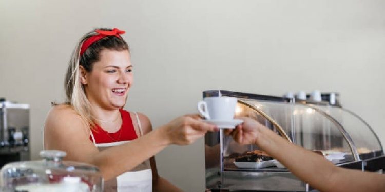 O número de vagas geradas e o crescimento do setor de serviços no PIB indicam a resiliência do setor de bares e restaurantes. Foto: IStock
