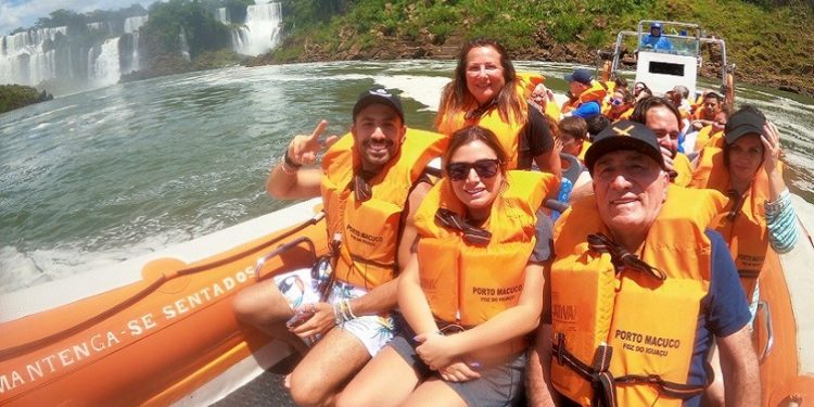Família de Kaysar Dadour vivencia uma experiência espetacular com o passeio Macuco Safari - Crédito fotográfico: Macuco Safari Família de Kaysar Dadour vivencia uma experiência espetacular com o passeio Macuco Safari - Crédito fotográfico: Macuco Safari