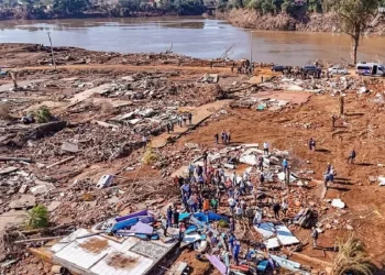 Presidente Lula durante visita ao bairro Passo de Estrela, em Cruzeiro do Sul (RS), destruído pelas enchentes que atingiram a região - Foto: Ricardo Stuckert / PR