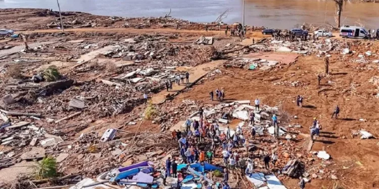 Presidente Lula durante visita ao bairro Passo de Estrela, em Cruzeiro do Sul (RS), destruído pelas enchentes que atingiram a região - Foto: Ricardo Stuckert / PR Presidente Lula durante visita ao bairro Passo de Estrela, em Cruzeiro do Sul (RS), destruído pelas enchentes que atingiram a região - Foto: Ricardo Stuckert / PR