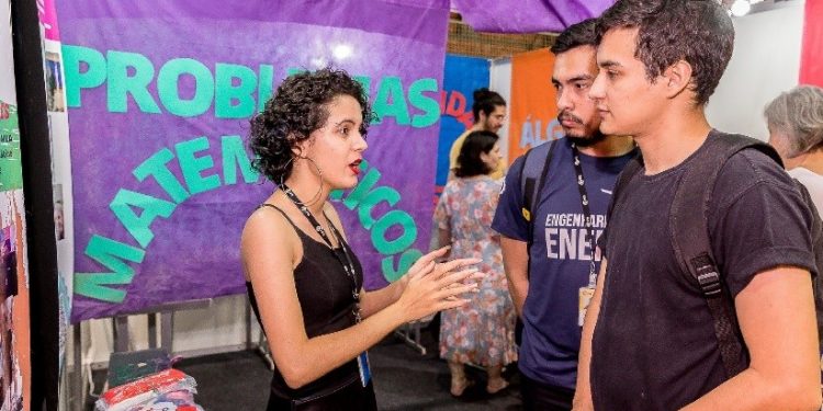 Estandes trazem uma amostra das pesquisas e discussões realizadas na Universidade Estandes trazem uma amostra das pesquisas e discussões realizadas na Universidade