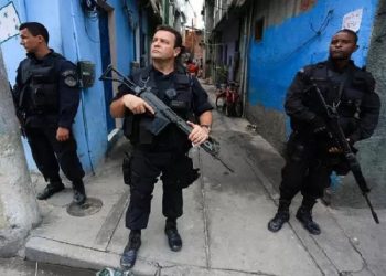 Policiais na favela do Caju, no Rio de Janeiro, em 2013 | Ratao Diniz/BrazilPhotos/Alamy Stock Photo