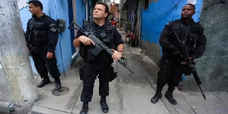 Policiais na favela do Caju, no Rio de Janeiro, em 2013 | Ratao Diniz/BrazilPhotos/Alamy Stock Photo