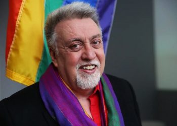 Gilbert Baker em janeiro de 2016, quando o Museu de Arte Moderna de Nova York, o MoMA, incluiu em sua coleção de design a icônica bandeira do arco-íris, criada por ele em 1978 Spencer Platt/Getty Images