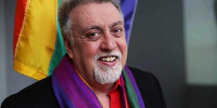 Gilbert Baker em janeiro de 2016, quando o Museu de Arte Moderna de Nova York, o MoMA, incluiu em sua coleção de design a icônica bandeira do arco-íris, criada por ele em 1978 Spencer Platt/Getty Images Gilbert Baker em janeiro de 2016, quando o Museu de Arte Moderna de Nova York, o MoMA, incluiu em sua coleção de design a icônica bandeira do arco-íris, criada por ele em 1978 Spencer Platt/Getty Images
