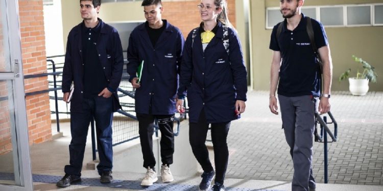 Com duração entre 18 e 24 meses, os Cursos Técnicos do Senai Paraná iniciam no dia 19 de fevereiro em 32 cidade do estado (foto: Gelson Bampi) Com duração entre 18 e 24 meses, os Cursos Técnicos do Senai Paraná iniciam no dia 19 de fevereiro em 32 cidade do estado (foto: Gelson Bampi)