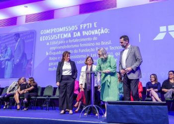 Da esquerda para a direita, a ministra da Gestão e da Inovação em Serviços públicos, Esther Dweck; ministra da Mulheres, Cida Gonçalves; diretora administrativo-financeira do PTI-BR, Clerione Herther e o diretor-geral brasileiro da Itaipu Binacional, Enio