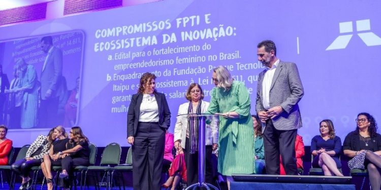 Da esquerda para a direita, a ministra da Gestão e da Inovação em Serviços públicos, Esther Dweck; ministra da Mulheres, Cida Gonçalves; diretora administrativo-financeira do PTI-BR, Clerione Herther e o diretor-geral brasileiro da Itaipu Binacional, Enio Da esquerda para a direita, a ministra da Gestão e da Inovação em Serviços públicos, Esther Dweck; ministra da Mulheres, Cida Gonçalves; diretora administrativo-financeira do PTI-BR, Clerione Herther e o diretor-geral brasileiro da Itaipu Binacional, Enio